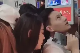 小伙被美女包围在电梯里！视频封面