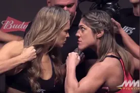UFC女冠军称重环节开骂，身穿比基尼与对手互飙脏话，场面火爆！视频封面