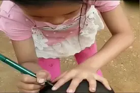 姐姐在弟弟头上画了个巴掌，然后就给弟弟理发！弟弟：我谢谢你！视频封面