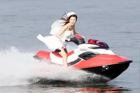 小伙娶了个特工女友，婚礼现场跑去执行任务，全程高燃看的过瘾视频封面