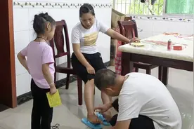 英子右脚被石头砸得肿了,王四带去医院检查,回家就赶紧把膏药贴上视频封面