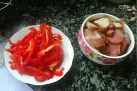 传统地方美食，晶莹剔透的肉片与红艳艳的甜椒结合，你想吃吗？视频封面