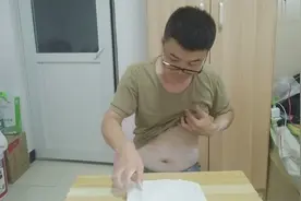 小伙挑战传说中的痒痒粉 结果被坑到崩溃 怎么回事视频封面