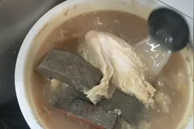 “酸菜汆白肉”怎样做才好吃？做法简单，小时候念念不忘的味道视频封面