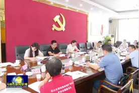 中央及省直媒体来马集中采访花山区“红袖标”爱心助邻社先进典型视频封面