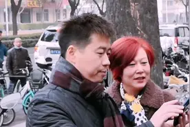 北京电视台主持人李然龙潭早市门口采访，美女不忘抢机会合影。视频封面