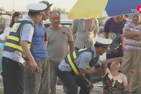 挂着粤A88888豪车撞到摆摊的人，警察来了也拿他没办法，太搞笑了视频封面