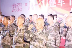 河南：从新疆回河南老家参加演出，85岁老兵老泪纵横视频封面