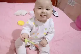 7个月的宝宝对着妈妈吐舌头，简直要萌翻了，太可爱了吧。视频封面
