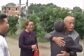 老人与弟弟拥抱相认，村里老邻也纷纷赶来，拍下隔了60年的全家福视频封面
