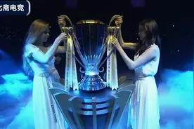 PUBG全明星赛开幕式：美女捧杯入场，这个奖杯我给10分！