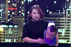 这才是真正的最萌身高差！妻子抱着身高不到一米的小老公，真甜蜜视频封面