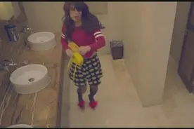 穿女装潜入女厕所，女生却没认出来他，看到这一幕也是无语了！视频封面