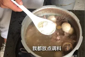 筒子骨蛇汤，夏天小孩吃非常好，不会长痱子哦!视频封面