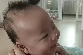 冬冬爸与冬冬日常互动，冬冬趴在爸爸身上很开心，笑的酒窝出来了视频封面
