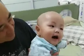 17个月只能躺着，这么大的孩子应该满地跑了吧！