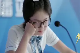 校花为了追男学霸，蓝色蕾丝小短裙，同学看得眼直了视频封面