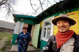 到白俄罗斯农村大妈家串门，自己建房子住，太热情临走还送我礼物视频封面