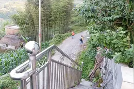 农村孩子读书不容易，放学要走一个小时路回家，晚上7点还在路上视频封面