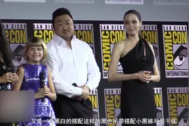 44岁朱莉穿单肩黑裙性感亮相！扎起马尾太有少女感，笑起来太迷人视频封面
