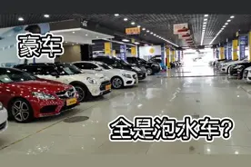走进深圳最大二手车市场，16年皇冠才十多万，便宜到哭，泡水车？视频封面