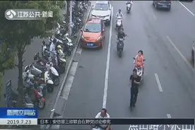 男子撞伤高中生后逃逸！一周后民警散步时竟偶遇，将其抓获视频封面
