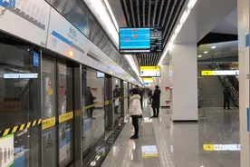 重庆西站终于通地铁了！5号线和环线，同站台换乘太方便了视频封面