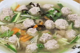 大厨教你冷水汆丸子的正确做法，丸子香嫩没腥味，汤汁清淡很下饭视频封面