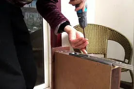 网上买的床头柜滑轨到了，不用请专业师傅自己轻松更换视频封面