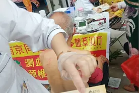 打工妹觉得肩颈酸痛，去做背部刮痧，还是好舒服。视频封面