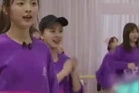 杨超越库里合照，杨超越白到发光，库里意外变白，P的有点过了啊视频封面