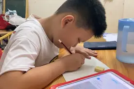 二年级小学生每个周末不写作业，半夜11点才拼命写，妈妈气到发狂视频封面