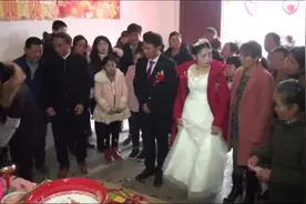 新娘进门就跪拜婆家亲戚，钱钱收了一大盆，却不开心视频封面