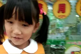 小美女坐摇摇车视频封面