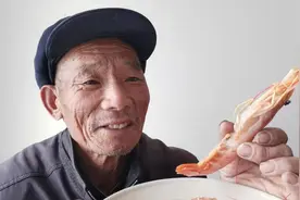 70岁老爸吃阿根廷大红虾，感叹海洋资源！视频封面