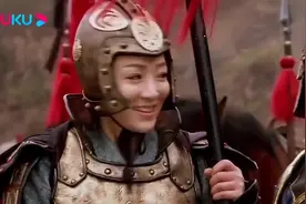 女将军大肚子还要上战场，谁知战场上生孩子，官兵用盾牌保护视频封面