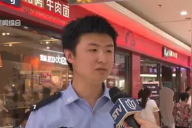 长椅上有部手机，大妈当着孙女的面，一屁股坐上面然后顺走！视频封面