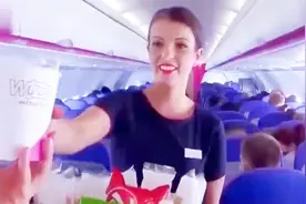 为什么有钱人喜欢坐头等舱，服务更好？空姐心酸说出其中内幕！视频封面