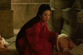 两个美女水中打架，看着就过瘾啊，还是女神级别的美女！视频封面