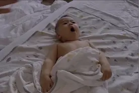 洗完澡后涂抹强生婴儿润肤露，滋润保湿，让宝宝肌肤Q弹视频封面