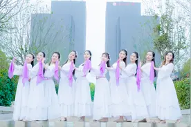 杨紫演唱的《情霜》竟然如此动人，配上古典舞在合适不过