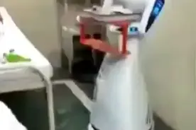 印度一家医院启用机器人送餐视频封面