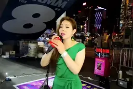 美女街头翻唱《讲不出再见》，用心演绎经典之声视频封面