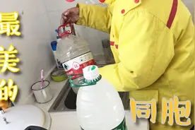 小情侣自驾穷游西藏，在加油站打水，结果被阿姐感动了视频封面