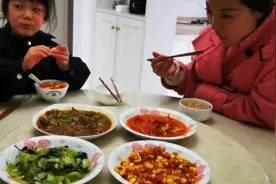 离婚两年前妻第一次回家吃饭，七岁女儿高兴的和爸爸一起准备午餐视频封面