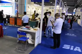 小朱带大家参观展会现场，自己展览台在角落没人光顾凄凄惨惨视频封面