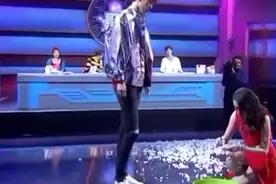 男子不喜欢女友化妆，女友现场卸妆，看到素颜，男友转身就离开。视频封面
