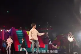防弹少年团演唱会，金泰亨帮闵玧其拍照，朴智旻帮田柾国拍照！