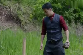 一群小鬼子追捕男子，男子是绝顶高手，用一把短刀全歼鬼子视频封面