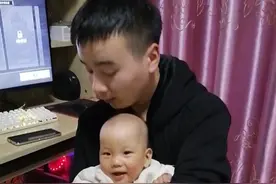 宝宝能有什么坏心思呢！就是想光屁股在床上滚呗！